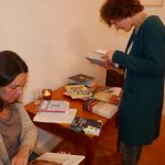 Leserinnen am Büchertisch bei der Veranstaltung "Lieblingsbücher"