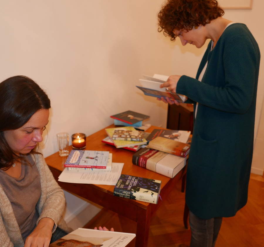 Leserinnen am Büchertisch bei der Veranstaltung "Lieblingsbücher"