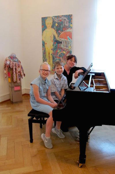 Martina Heinstein mit ihren Schülern Lukas und Isi