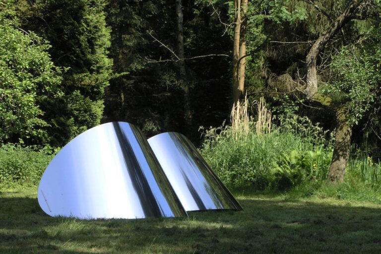 KlangWellen - ortsbezogene Klangskulptur, 2017: Edelstahl, Audiotransducer, Komposition aus Soundscape-Klängen