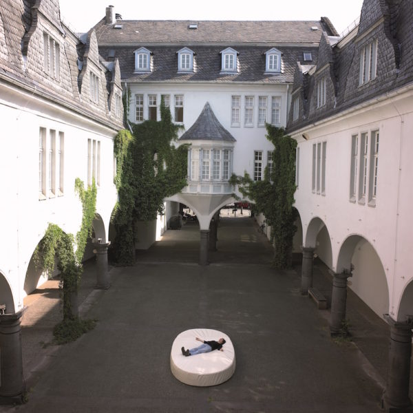 Frauke Eckhardt - Wandlung - ortsbezogene Klanginstallation, Stadtgalerie Saarbrücken, Foto:Tom Gundelwein Audiokissen, 8 Klangmechaniken aus Holz, Tischtennisball und Motor