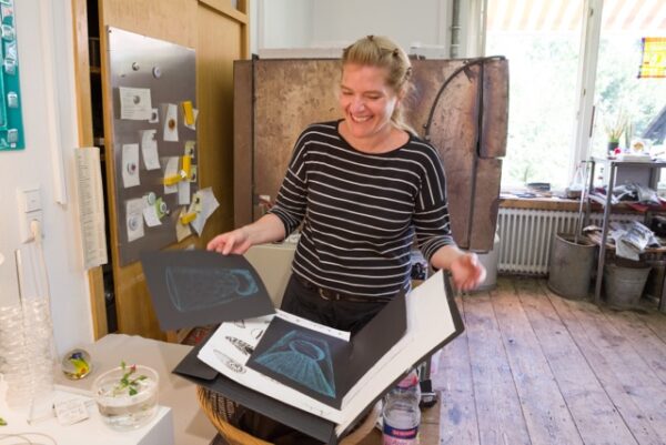 Katharina Weidauer mit Entwufszeichnungen