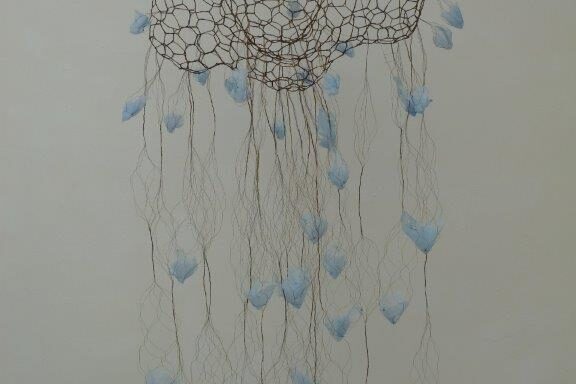 Monika Schmid - OT, Messingdraht, Vlies, 2019, 150 x 60 x 60 cm