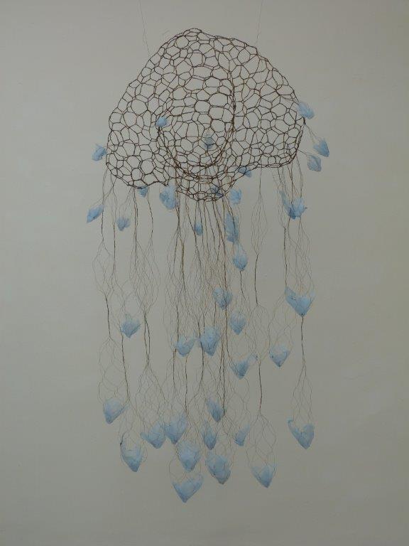 Monika Schmid - OT, Messingdraht, Vlies, 2019, 150 x 60 x 60 cm