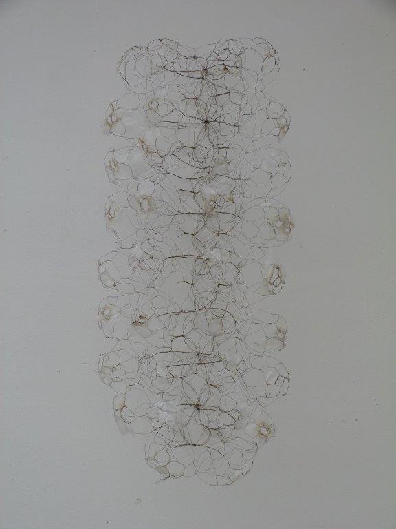 Monika Schmid - O.T., Messingdraht, Papier, 2019, 70 x 40 x 25 cm