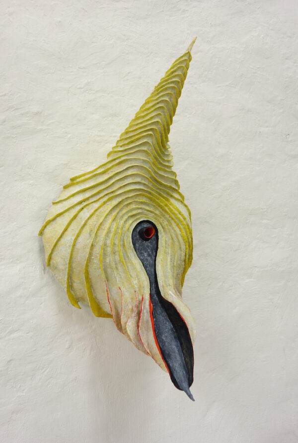 Alexandra Deutsch - o.T., 2022, geschöpftes Papier, Pigmente, Beize, 77x 45x 36 cm