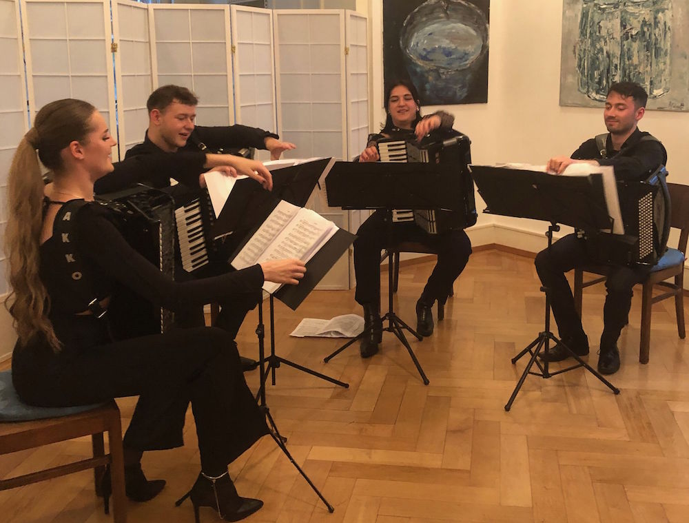 Quartett des Hohner Konservatoriums sitzend