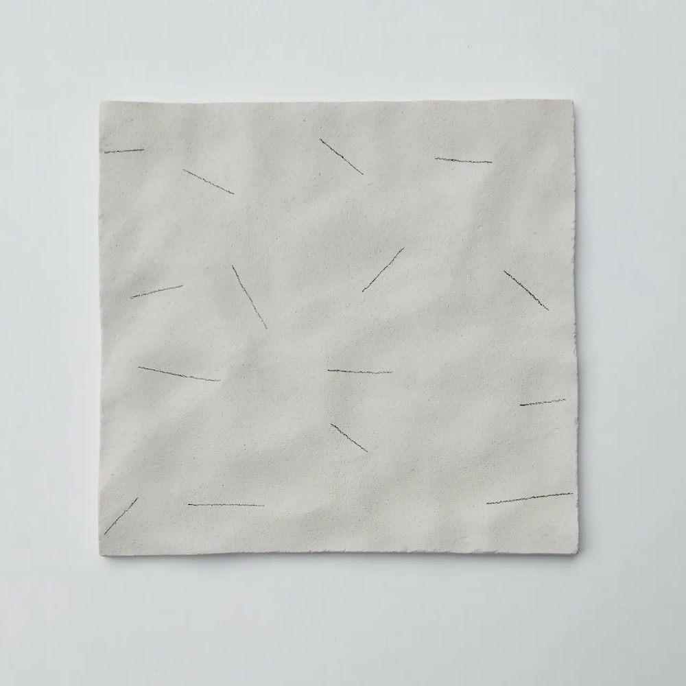 Doris Erbacher: C73, Keramik/Grafit, 18,2 x 17,3 x 1 cm, 2022