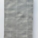Doris Erbacher: C77, Keramik/Kreide,  25 x 17 x 1 cm, 2023
