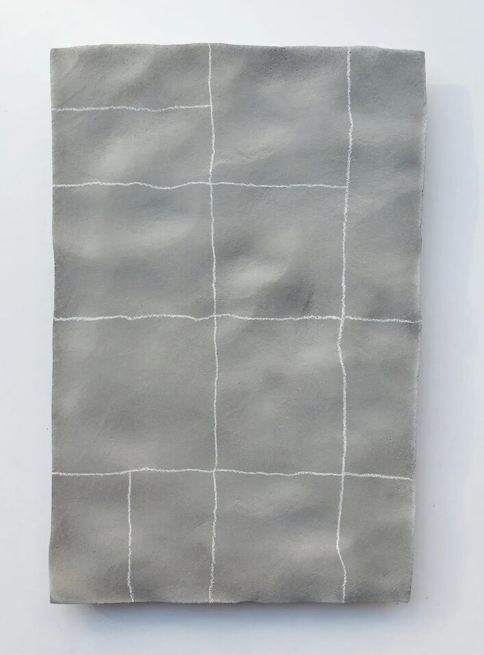 Doris Erbacher: C77, Keramik/Kreide, 25 x 17 x 1 cm, 2023