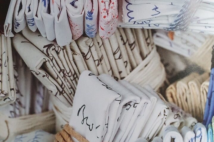 Angelika Dirscherl - Freundschaft, Briefe, gefaltet, geschnürt, variable Installation, 2021/2022