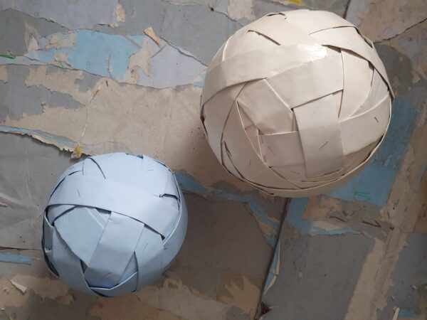 Angelika Dirscherl - Zwei Trabanten, Plakatpapiere, verflochten, 2022