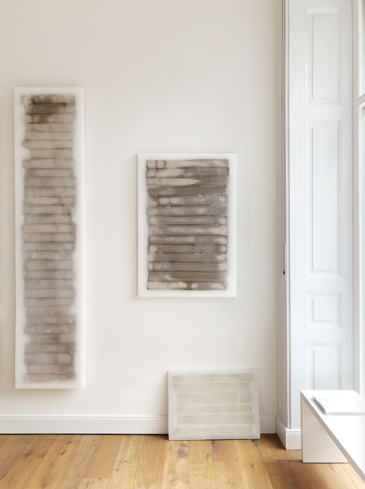 AINO - Prayer (drei Werke aus der Serie - Raumansicht), Ton, Wachs, Holzbasis, 2024