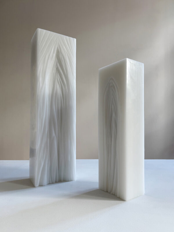 AINO - Tower of souls (groß, klein), Wachs, Holzbasis, 14.5 x10 x 50 cm, 14 x 18.5 x 67.5 cm, beide 2025