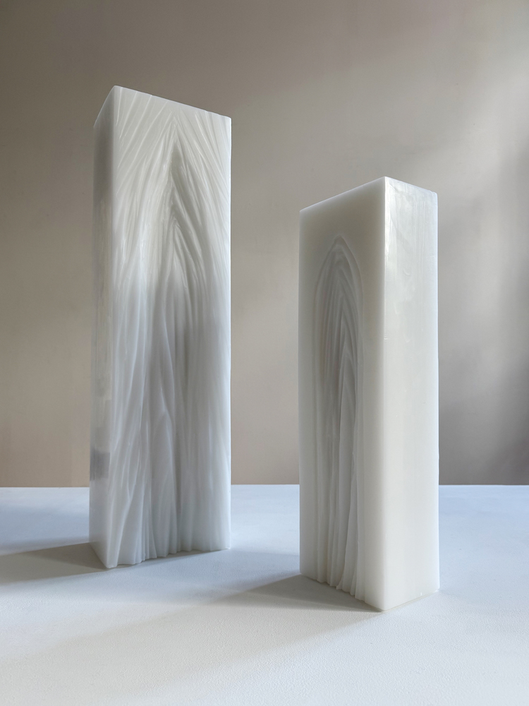 AINO - Tower of souls (groß, klein), Wachs, Holzbasis, 14.5 x10 x 50 cm, 14 x 18.5 x 67.5 cm, beide 2025